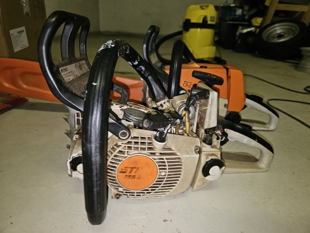Servis Stihl motorne pile u radionici